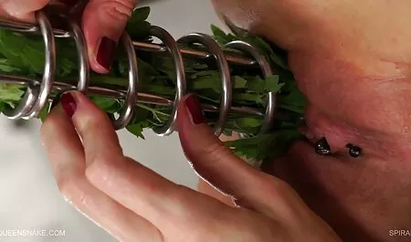 Cutie trên du thuyền bắt cá và ngồi phim sec me va con re trên những chiếc đồng lớn