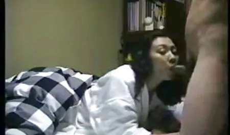 Em gái dâm đãng này vừa có hứng bú cặc gì đó nên ngậm luôn cả cái phim sec loan luon me con xúc xích của mình ra khỏi quần.