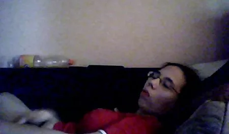 Cô ấy ngồi quyến rũ trên đi phim sec loan luan me văng, hai chân dạng ra và vuốt ve thân thể của chính mình