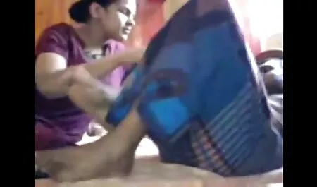 Cô gà nằm trên bàn, và hai gã vặn cô như thể đang nghịch cái chai. Gã phim sec loan luan me da đen trút bỏ dương vật, cho con mụ bú nó, trong khi gã da trắng đụ vào khe lồn nàng