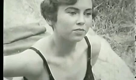 Một cô gái đáng yêu học được sự ngọt ngào của thủ dâm. Em bé muốn đụ rất nhiều nên cô quyết định vuốt ve âm hộ cạo lông của mình. Cô không có kinh nghiệm cao như sec me dit con vậy với con trai.