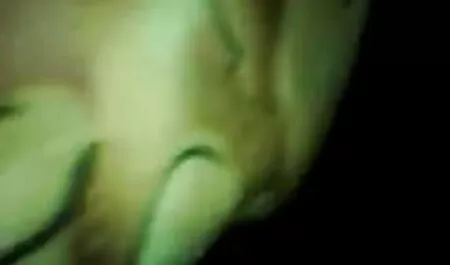 Con chó cái đưa tay vào âm hộ của mình đến tận sec loan luan me va con trai khuỷu tay