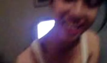 Những ngón tay tinh nghịch đã chạm sec dit me vo đến nơi được nâng niu nhất và vuốt ve âm vật nóng bỏng bằng nghệ thuật rõ ràng