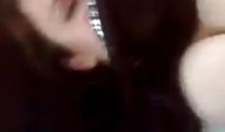 Hai người đẹp đeo mặt phim sec me va con nạ yêu tôn sùng