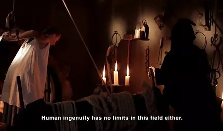 Cô gái tóc vàng xinh sec me dit con đẹp trên nóc nhà