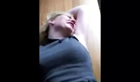 Anh chàng sờ soạng sec me con dit nhau bạn gái vì tất cả những chỗ thân mật của cô ấy