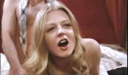 Một brunette trên máy ảnh fucks cô xem phim sec me con ấy lỗ với hai dildos