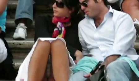 Một cô gái trẻ tóc vàng với một con số tuyệt đẹp vuốt ve cô ấy L. cho sec loan luan me va con chúng tôi