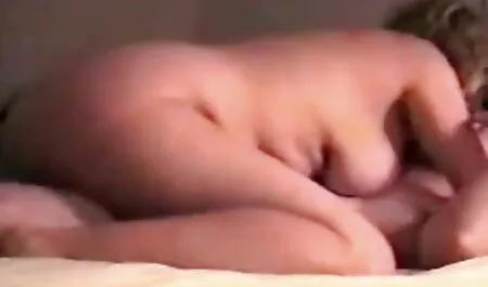 Sexy tóc vàng, me ke sec có đít sẽ lái xe bất kỳ người nào phát điên, chị cô ấy khuy áo trên đi văng