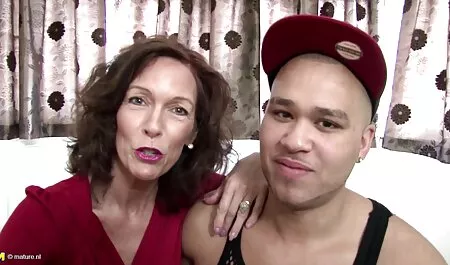 Hai ngọt đồng tính nữ có vui vẻ trên các đi văng với một pim sec me va con strapon và một dildo