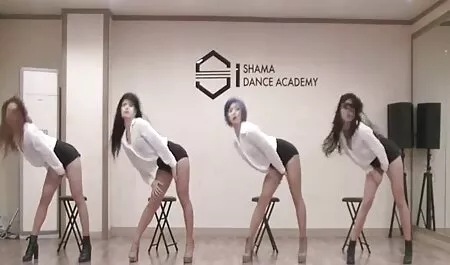 Cô gái Posh đến từ Budapest tắm trong phòng tắm sec loan luan me con