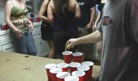 Pikaper khéo léo châm lửa cho cô gái tóc vàng, nói dối cô ấy với ba hộp rằng anh ta phim sec loan luan me va con trai là nhân viên truyền hình, mang em bé đến văn phòng và bắt đầu bắn và đụ cô