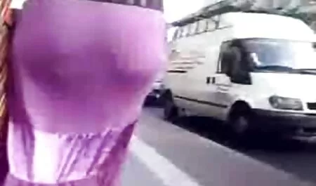 Cô vừa cởi quần áo vừa vồ vập vào anh ta, sờ soạng với cặp vú phin sec me con thơm ngon của mình và ấn mu vào dương vật