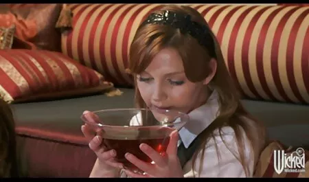 Cô gái sec me dit con tóc nâu nhẹ nhàng khuỵu gối xuống và từ từ nuốt lấy dương vật của anh ta bằng miệng, khiến nó mỗi lúc một khó hơn