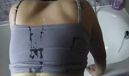 Brunette thích bắn tung phim sec me gia tóe trắng