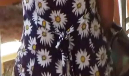 Lưỡi anh sec me va con xâm nhập khắp nơi, mang đến cho cô bé những cảm giác rạo rực và khiến cho khe lồn của cô trở nên ướt át dâm dục