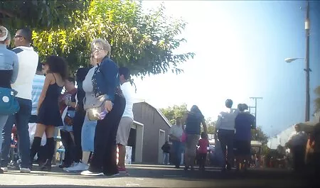 Một chú gà tuyệt đẹp quyết định thư giãn dưới sec me con dit nhau vòi phun nước nóng trông thật tuyệt vời sau tấm kính