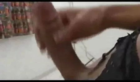 Big Butt Chick Strips phim sec loan luan me