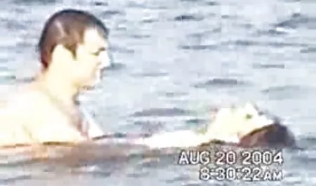 Các cô gái đồng tính nữ vào bếp cao, bú chuối, bôi kem và liếm núm vú. Bị sec con dit me kích thích bởi những trò chơi này, các cô gái cởi quần áo và bú âm hộ của nhau