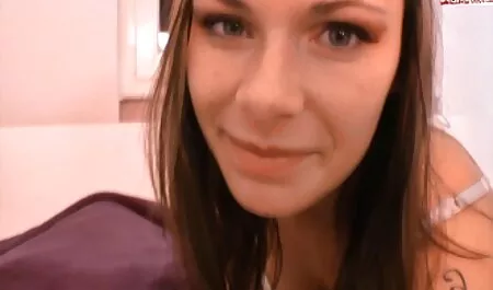 Anh chàng quyết định mắng cô bạn gái ngực khủng của mình vì một cái nhìn đĩ. Sau đó cô gái cầm phim sec con dit me lấy chiếc kéo và tự rạch một đường cổ sâu đến mức anh chàng không thể cưỡng lại mà đút cặc vào cô