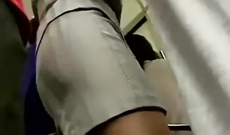 Con đĩ điếm ngồi xem phim sec me ke cái đinh bên cạnh hắn trên giường, dang rộng hai chân ra và ra lệnh cho nàng liếm