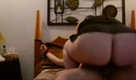 Tình yêu tán tỉnh kết thúc bằng việc cô gái lãnh đạo vén chiếc áo phông lên người bạn và bắt đầu vuốt ve bộ ngực đàn hồi của cô ấy, và sau đó bắt đầu xử lý âm hộ. phim sec dit me