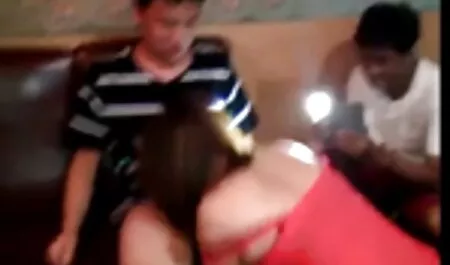 Một ngôi sao khiêu dâm chân dài đến thăm một nhà thiết kế thời trang mới vào nghề, và cảnh quay fagot xem phim sec me va con trai này bắt đầu bị phá vỡ như một cô gái đang tự tán thành mình