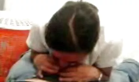 Old dude cầm một phim sec meke máy rung và cutie cưỡi nó