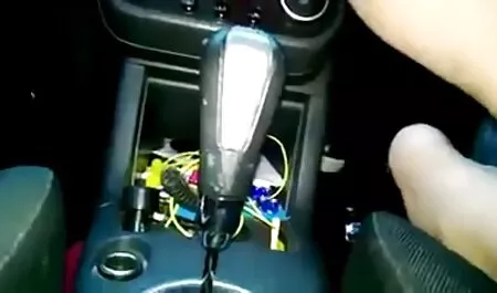 Người phụ nữ Trung Quốc Avena Lee trông ngoạn mục trong đôi giày cao gót khi tham gia xem sec loan luan me con cảnh giường chiếu