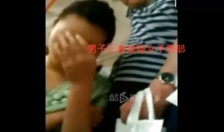 Sừng lesbian cums từ một xem phim sec me con máy rung