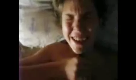 Một đẹp brunette vuốt ve cô ấy L. trên một mạng quan sát, mạng theo phim sec me va con dõi