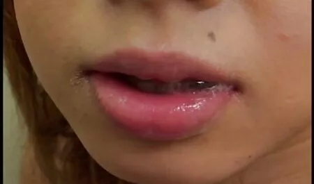 Những người đấm sec con dit me bóp đàn ông chơi với máy rung với âm hộ của một cô gái đến để massage. Thay vào đó, con gà đang chờ đợi một kẻ vũ phu không ngừng và thô lỗ trong tất cả các vết nứt