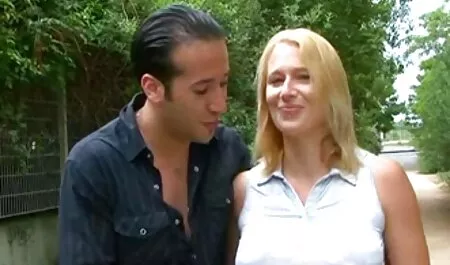 Cái tay nghịch ngợm của thằng nhóc thò vào trong quần của cô giáo. phin sec me con Nhân tiện, cô gái không một chút thất vọng, vì cô ấy đã tìm thấy một nhạc cụ lớn và rất dày ở đó.