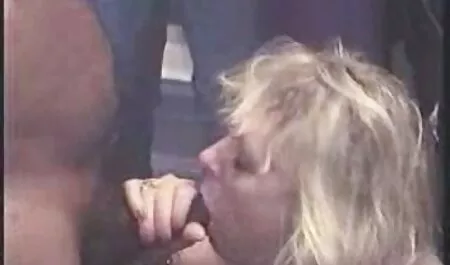 Sau một thời gian ngắn chơi trò khiêu dâm, phim sec me cô gái tóc nâu đã ngậm một dương vật khá mạnh vào miệng, đối xử rất nhẹ nhàng và ôn hòa