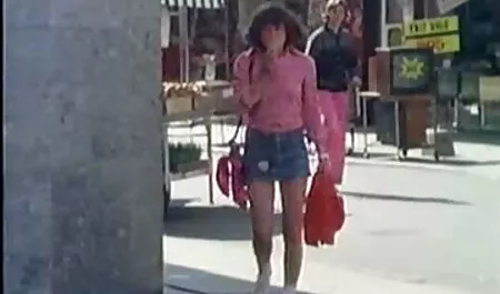 Hai con chó cái với đồ chơi yêu thích xem phim sec me con loan luan của chúng quyết định vui chơi