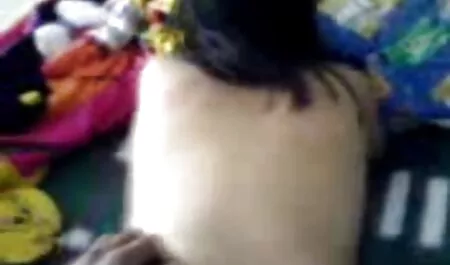 Một cô nàng say mê quyến rũ bạn tình, vén váy ngắn lên, mơn trớn âm hộ qua lớp quần phim sec loan luan me va con lót, và khi chiếc quần lót được cởi ra, cô ta để cho đôi môi đàn ông khát khao chạm vào kho báu hồng hào của mình