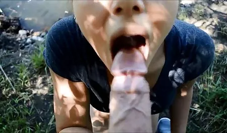 Đưa em bé phim sec me ke dam dang lên chiếc ghế dài mới