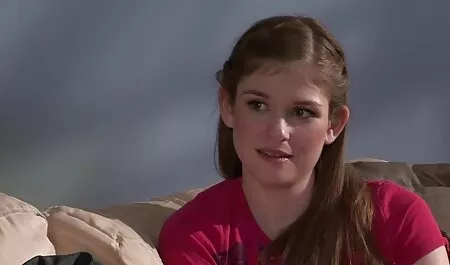 Brunette tại lễ tân ở phimsec me ke bác sĩ phụ khoa