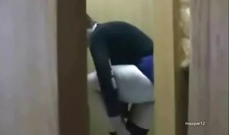 Em bé đậu lên trên và bắt đầu lắc lư nhẹ nhàng trên dương vật để cảm pim sec me con nhận khoái cảm chưa từng có khi giao tiếp thân mật