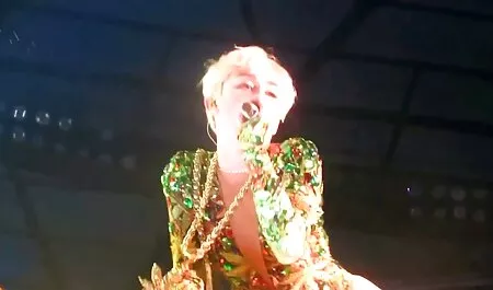 Ngoài những công việc giấy tờ hàng xem phim sec loan luon me con ngày, cô thư ký dày dặn kinh nghiệm này còn chuyên phụ việc cho sếp.