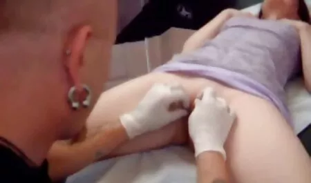 Các cô gái mời phim sec loan luan me chàng trai một thanh trà