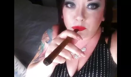 Con chó cái nằm xuống giường và nhấp vào một cuộc trò chuyện SMS, mông của cô ấy, giống như một quả đào phim sec me con loan luan chín đang vẫy gọi một chàng trai, anh ta tiến lên từ phía sau, kéo quần lót của cô ấy ra và bắt đầu liếm lỗ ngọt ngào của cô ấy