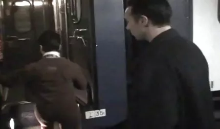 Dạng chân ra phim sec con va me cho sướng