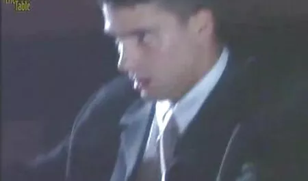 Bắt quả tang bạn trai của mình vì thủ dâm đáng xấu hổ, bản thân cô gái nổi tiếng đã giật mạnh pít-tông của anh ấy với lòng sec loan luon me con bàn tay mềm mại, ma thuật