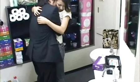 Bé thao tác với bút, ngón tay phim sec me va con trai chạm nhẹ vào dương vật