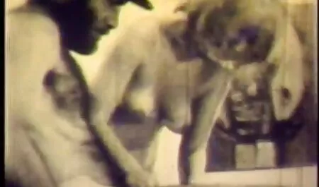 Trong một căn sec dit me phòng tối, Sarita tìm thấy một cái hố ma thuật có đầu bằng sô cô la