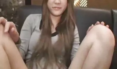 Phòng giám đốc khá chán nên dành thời gian phim sec mẹ con ngắm gái khỏa thân trên mạng