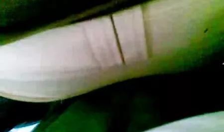 Đồi trụy đĩ Marinka vuốt xem sec me ke ve mình trên máy ảnh