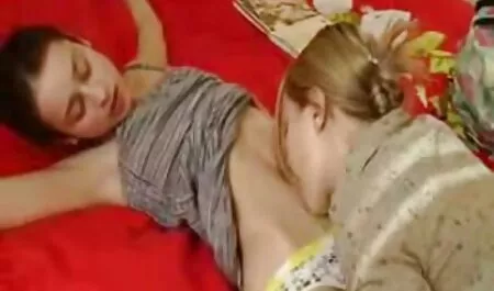 Sex tập thể với một sinh viên trẻ mặc sec me con dit nhau váy và bạn của cô ấy!