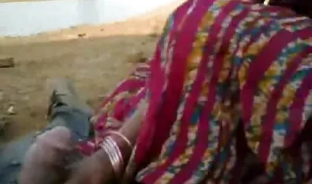 Unrealistically pim sec me vo mỡ lesbian vuốt ve cô ấy gầy bạn gái